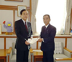 上田知事に要望書を手渡す関根町長の画像
