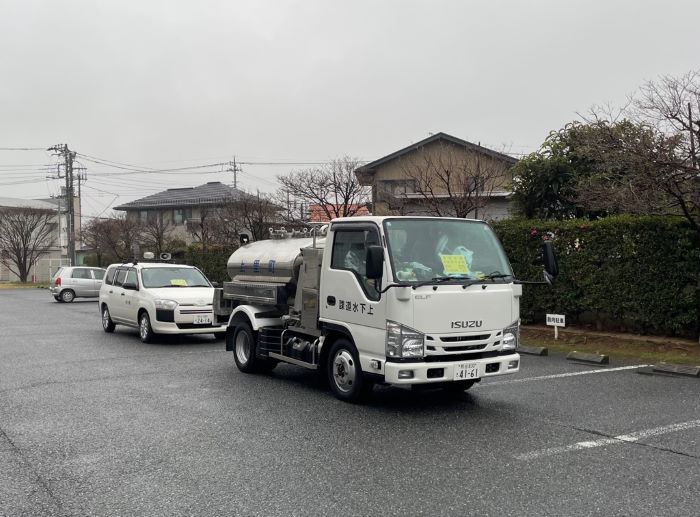 給水車と随行車